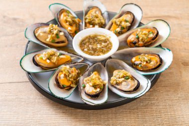 Midye baharatlı deniz ürünleri sos ile