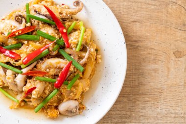 Tavada kızartılmış kalamar ve ahtapot tuzlu yumurta ile