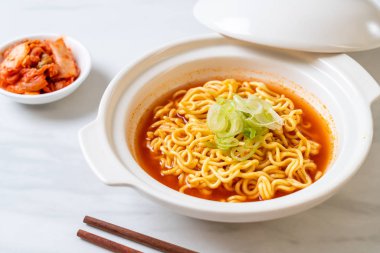 kimchi Koreli baharatlı anlık erişte
