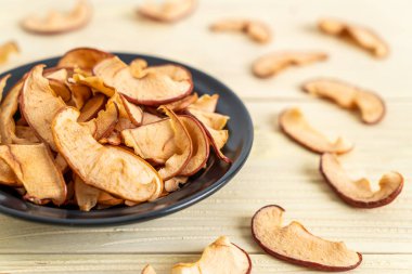 Ev yapımı kurutulmuş organik elma dilimli