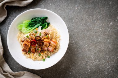 gevrek domuz yağı ve mantı ile yumurta şehriye çorbası