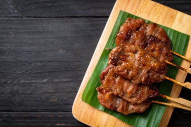 saptırılmış süt domuz beyaz yapışkan pirinç ile ızgara