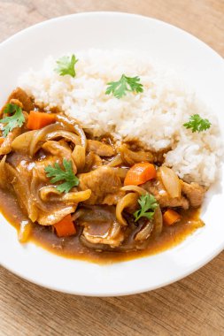 Japon köri pirinç dilimlenmiş domuz eti, havuç ve soğan ile