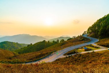 Katman dağ ve yol ile güzel günbatımı gökyüzü