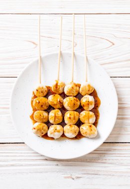  tatlı biber soslu ızgara domuz eti köfte