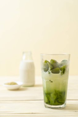 Matcha yeşil çay buzlu süt ile