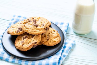 Çikolata parçacıklı kurabiye.