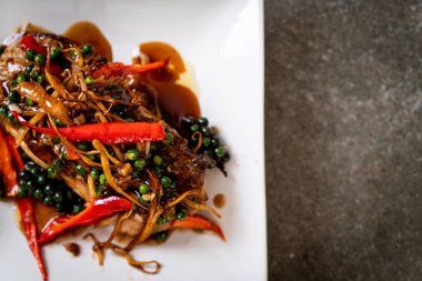 Baharatlı tavada kızartılmış ve bitki ile orfoz balığı fileto 