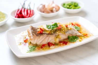 Kireç dressi orfoz balığı fileto Chili Lime Soslu buğulama