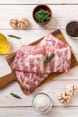 Taze çiğ domuz kaburgası. 