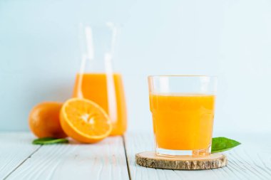Ahşap arka plan üzerinde taze portakal suyu