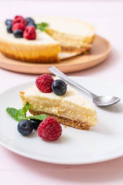 Ahududu ve yaban mersini ile ev yapımı cheesecake 