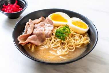 domuz eti ve yumurta ile TONKOTSU ramen erişte