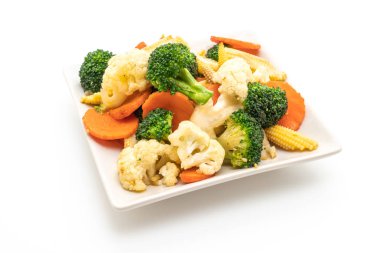 Beyaz arka plan üzerinde izole tavada kızartılmış mix sebze