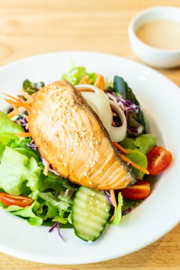 Kızarmış somon salata