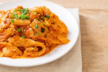 kimchi ile tavada kızartılmış domuz eti 