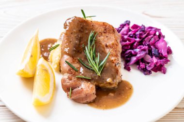 kırmızı lahana ve patates püresi ile domuz eti biftek