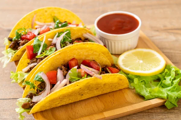 Tacos med kött och grönsaker — Stockfoto