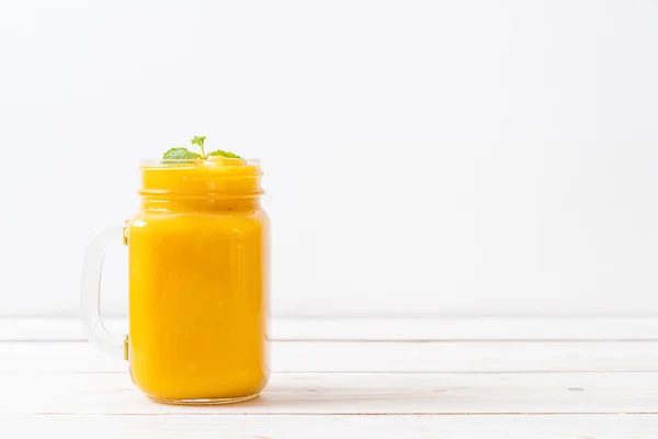 Fresh mango smoothies — Stock Photo, Image
