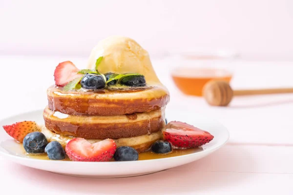 Panqueque con arándanos, fresas, miel y vainilla — Foto de Stock