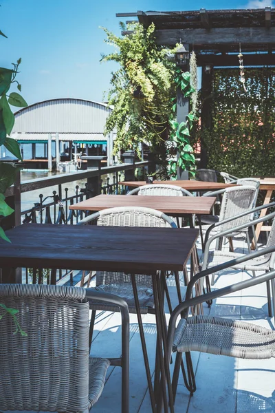 Lege terras tafel en stoel in restaurant — Stockfoto