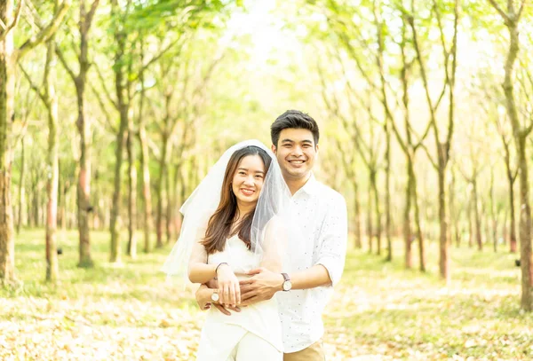 Feliz asiático pareja en amor con árbol arco —  Fotos de Stock