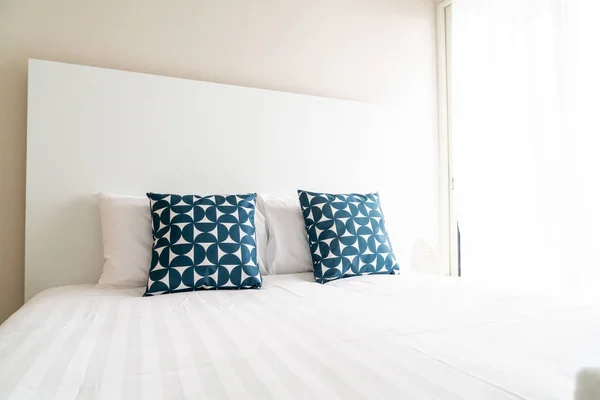 Mooi kussen op het bed in de slaapkamer decoratie — Stockfoto