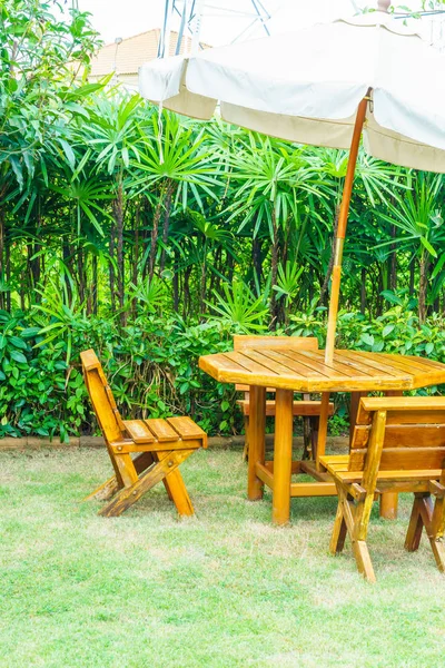 Mesa de madera vacía patio al aire libre y silla en el jardín del hogar —  Fotos de Stock