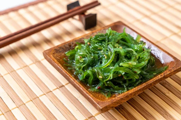 Salată de alge marine stil japonez — Fotografie, imagine de stoc