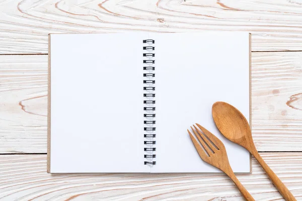 Libreta en blanco para nota de texto en superficie de madera con sapce de copia — Foto de Stock