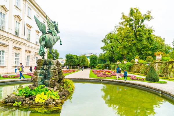 Salzburgo, Austria - 30 de agosto de 2018: Turistas caminando por Mir —  Fotos de Stock