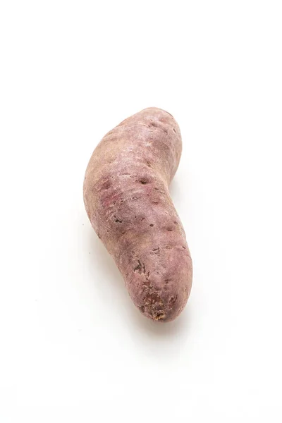 Paarse zoete aardappel op witte achtergrond — Stockfoto