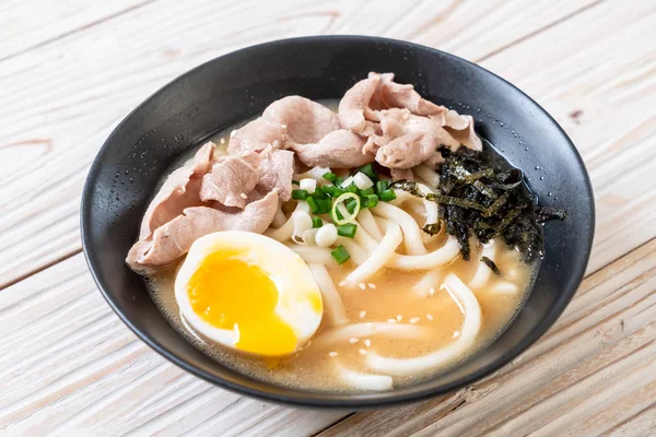 Udon ramen noodle ile domuz çorbası 
