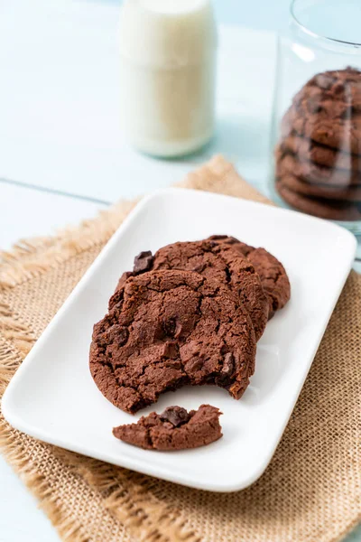 Galletas de chocolate con chispas de chocolate — Foto de Stock