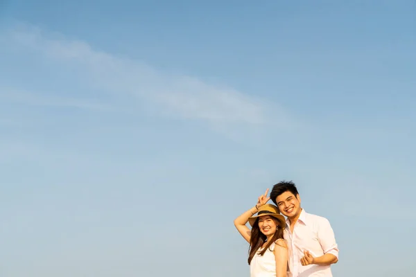 Heureux asiatique couple dans l'amour avec bleu ciel — Photo