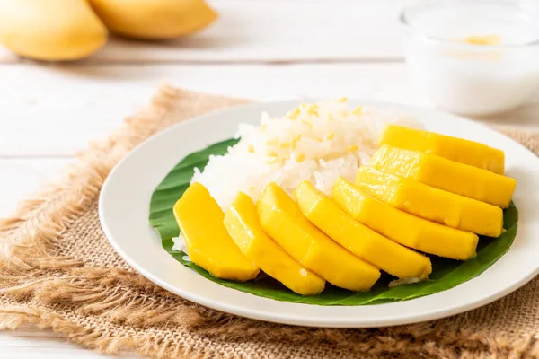 Mango with sticky rice — Stock Photo, Image