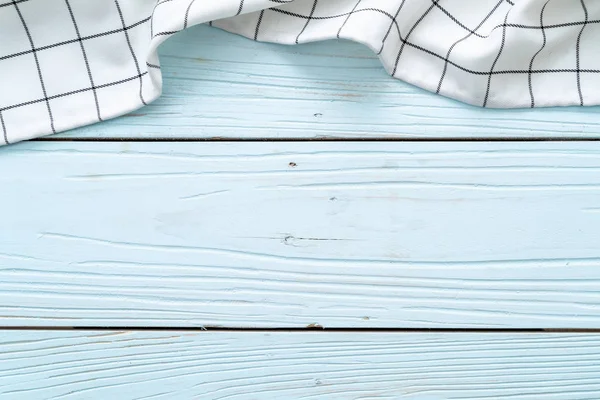 Кухонная ткань (салфетка) на синем деревянном фоне — стоковое фото