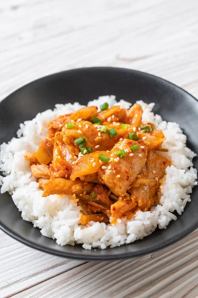 Cerdo frito con kimchi sobre arroz rematado —  Fotos de Stock