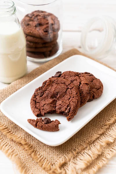 Biscoitos de chocolate com chips de chocolate — Fotografia de Stock