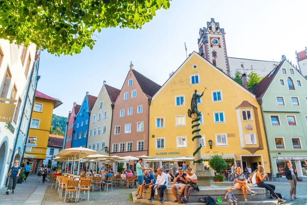 FUSSEN, ALEMANIA - 28 AGO 2018: Café de la calle en el viejo Fussen a — Foto de Stock