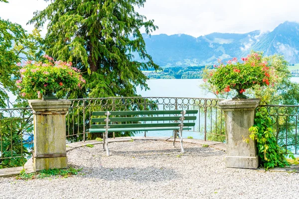 Bench with Thun Lake background in Switzerland — Stock Photo, Image