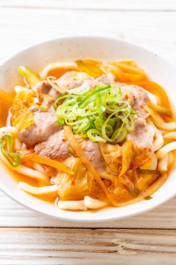 Udon ramen noodle ile domuz eti ve kimchi 