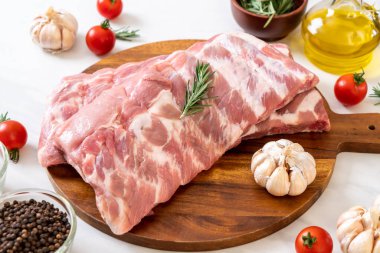 Taze çiğ domuz kaburgası. 