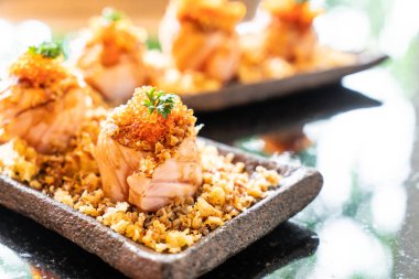 soslu somon suşi rulo 