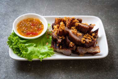 Fried çizgili domuz eti veya gevrek domuz eti veya derin kızarmış domuz eti