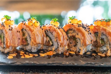 somon suşi rulo kaz ciğeri ile