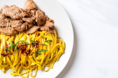 domuz eti ile Asya tavada kızartılmış erişte