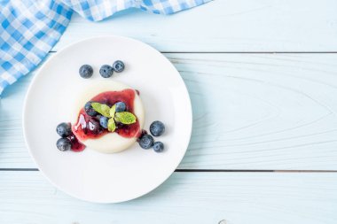 taze yaban mersini ile yoğurt puding