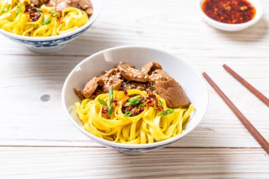 domuz eti ile Asya tavada kızartılmış erişte