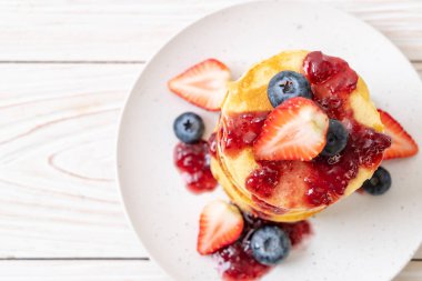 çilek ve yaban mersini ile gözleme 